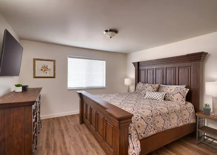 5J Top Floor Redcliff Condo, Pool & Hot Tub